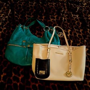 MK bundle/2️⃣ handbags, 1️⃣ price